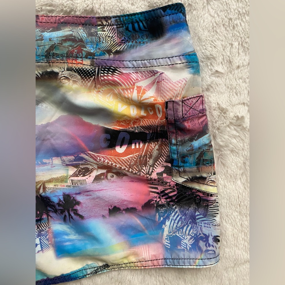 Volcom Swim/Board Shorts - Picture 5 of 10